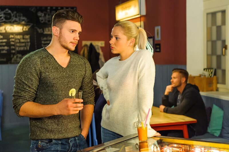 Ronny (Bela Klentze) leugnet vor Marie (Cheyenne Pahde), dass er Gefühle für Michelle hat. – Bild: RTL Deutschland