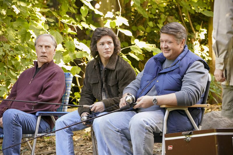 (v.l.n.r.) Dale Ballard (Craig T. Nelson), Georgie Cooper (Montana Jordan), George Cooper sen. (Lance Barber) – Bild: Warner Bros. Entertainment Inc. /​ Bill Inoshita