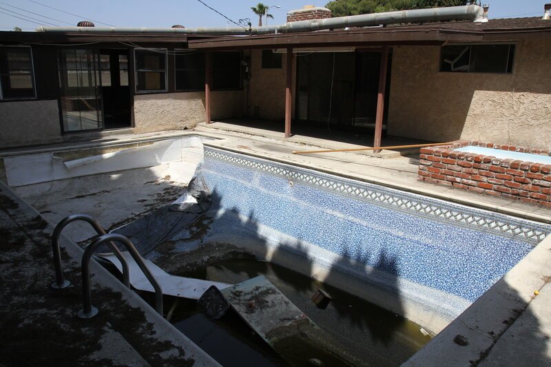 Damit man erkennt, dass das ein Pool ist, sind noch einige Arbeiten nötig … – Bild: HGTV/​Scripps Networks, LLC.