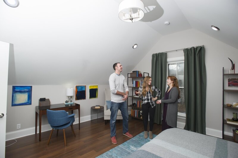 Meistern Mina und Karen, die beiden Andys Auftrag, seine Doppelhaushälfte zu renovieren, annehmen, legt ihnen der Denkmalschutz zunächst Steine in den Weg. – Bild: HGTV/​Scripps Networks, LLC. /​ Mary Ann Carter