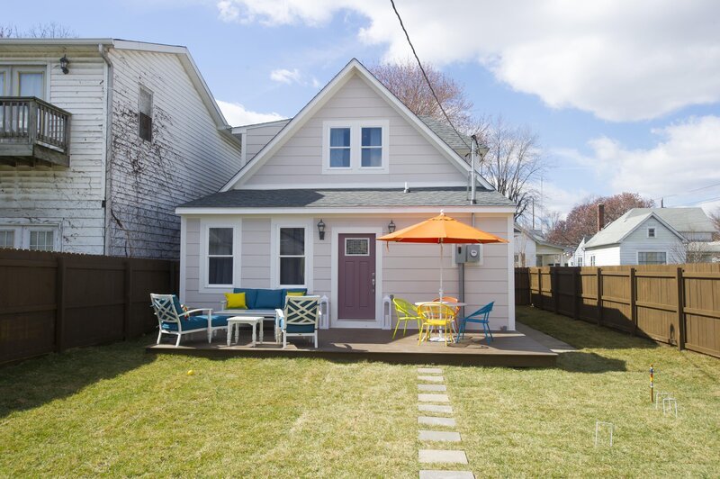 Bunt und trotzdem stilvoll: Nach dem Schema haben Karen und Mina aus einer Bruchbude ein kleines Traumhaus geschaffen. Ob sie es erfolgreich verkaufen können … – Bild: HGTV/​Scripps Networks, LLC