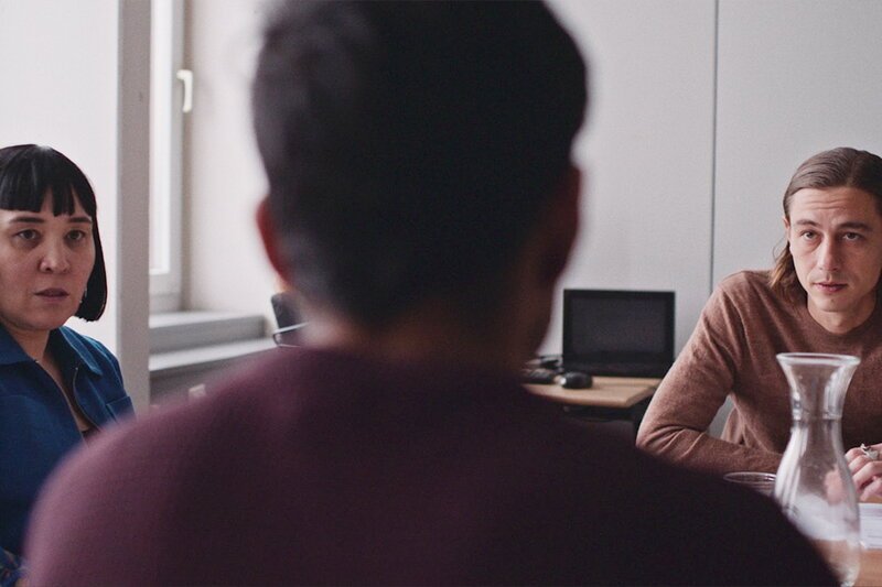 Die Anhörung Anhörung mit Interviewer und Dolmetscherin SRF/​Ensemble Film – Bild: SRF/​Ensemble Film