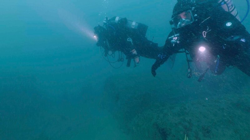 Ross Kemp und seine erfahrene Tauchpartnerin Emily Turton auf dem Wrack des Raddampfers Iona II aus dem 19. Jahrhundert. Bristol-Kanal. August 2021 – Bild: honeyB-ZLW /​ © THE HISTORY CHANNEL /​ Honey Bee Media