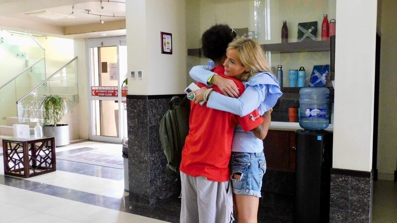 RYAN meets STEPHANIE at the Belize airport. – Bild: Discovery Communications, LLC