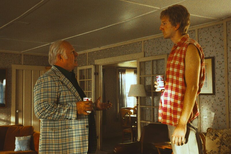 l-r: Red Auerbach (Michael Chiklis), Larry Bird (Sean Patrick Small) – Bild: Warner /​ Die Verwendung ist nur bei redaktioneller Berichterstattung im Rahmen einer Programmankündigung ab 2 Monate vor der ersten Auss /​ © 2023 Home Box Office, Inc. All rights reserved. HBO® and all related programs are the property  …