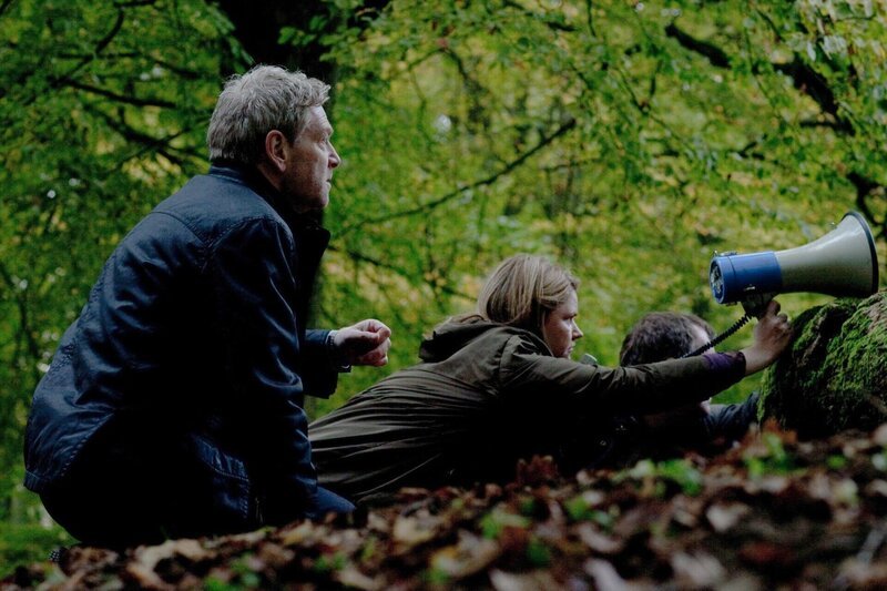 Kommissar Wallander (Kenneth Branagh) und eine Kollegin leiten einen Großeinsatz. – Bild: ARD Degeto/​Yellow Bird Rights/​Left Bank Pictures