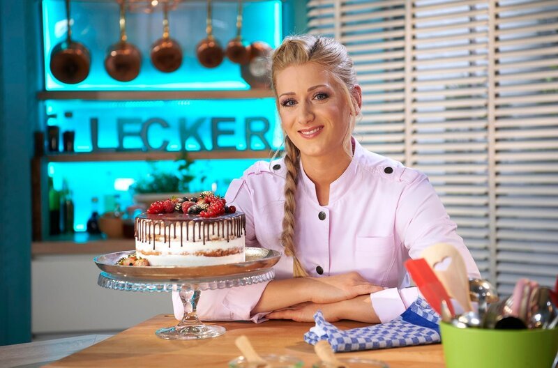 Maries Simons Hingucker: Dripping cake, bei dem eine glänzende Ganache aus Schokolade und Sahne tropfenförmig den Kuchen herunterläuft. Der schöne Backtrend mit der einmaligen Optik passt zu Ostern, zum Geburtstag, als Hochzeitstorte … – Bild: WDR/​Melanie Grande