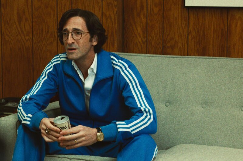 Pat Riley (Adrien Brody) – Bild: Warner /​ Die Verwendung ist nur bei redaktioneller Berichterstattung im Rahmen einer Programmankündigung ab 2 Monate vor der ersten Auss /​ © 2023 Home Box Office, Inc. All rights reserved. HBO® and all related programs are the property  …