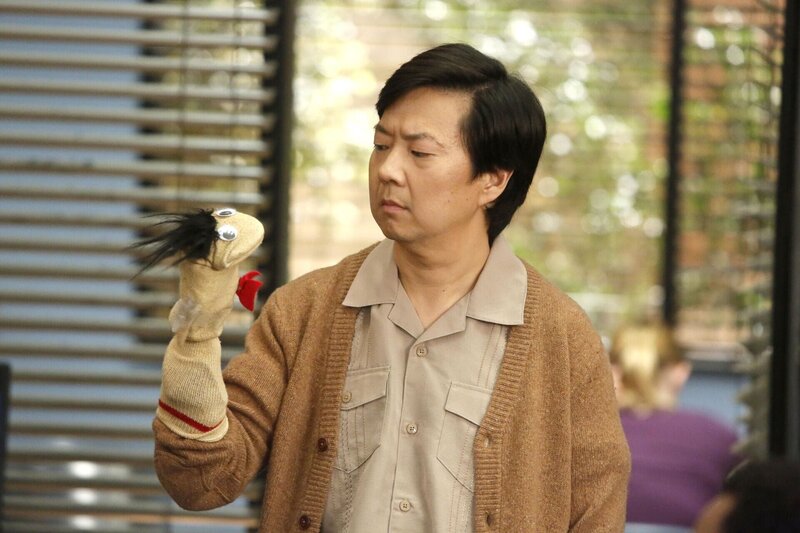 Die Puppentherapie soll auch Chang (Ken Jeong) helfen sich klar auszudrücken … – Bild: 2013 Sony Pictures Television Inc. and Open 4 Business Productions LLC. All Rights Reserved. /​ Vivian Zink Lizenzbild frei