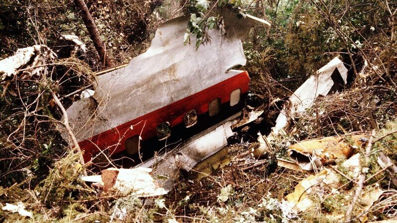 In Folge einer Explosion des Japan Airlines Flug 123 von Tokyo nach Osaka riss der hintere Teil der Boeing 747 ab. Die Maschine stürzte schließlich in den Bergen Japans ab. – Bild: TVNOW /​ The Asahi Shimbun /​ Getty Images