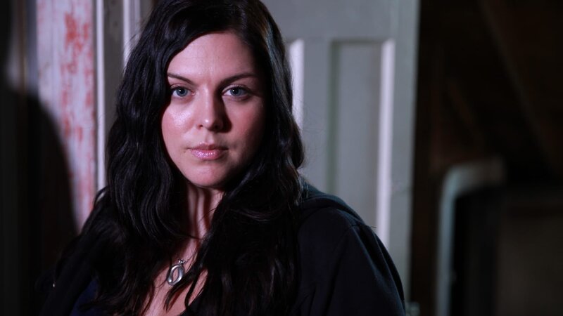 Hosts Nick Groff and Katrina Weidman stand in front of two doorways inside Rampart St Murder House. – Bild: Discovery.