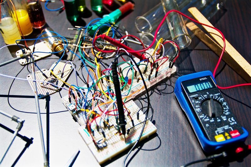 Im Labor werden die EMV-Komponenten genau untersucht. – Bild: Nicolas Thomas