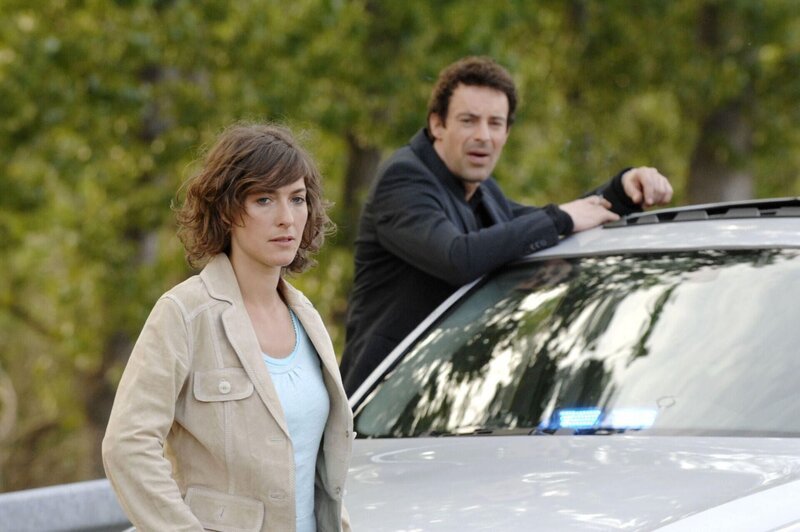 Chris (Gedeon Burkhard) hat Dr. Julia Kamp (Margrit Sartorius) und sich in Sicherheit gebracht. – Bild: RTL /​ Guido Engels