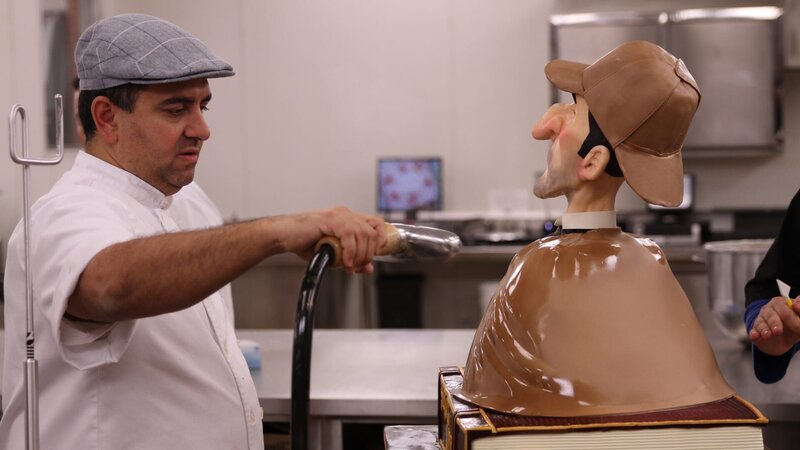Buddy steams the finished Sherlock Holmes cake to give it a shiny look. – Bild: Discovery Communications