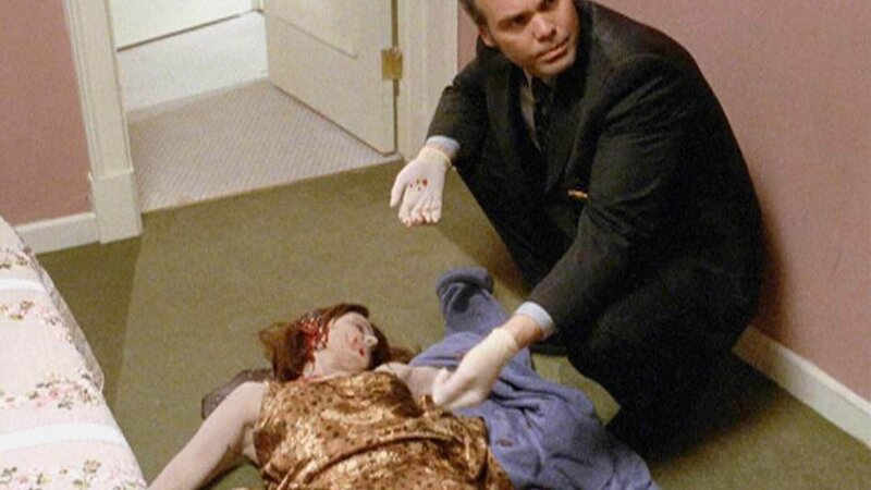 Robert Goren (Vincent D’Onofrio) untersucht die Leiche von Laura Dietrich (Christine Jones). Warum musste sie sterben? – Bild: MG RTL D