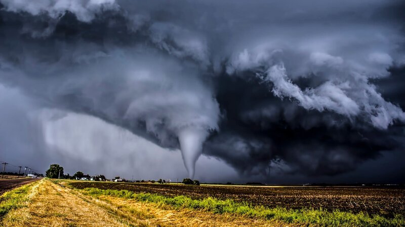 A perfectly centered tornado during a Kansas tornado outbreak – Bild: NZP Chasers