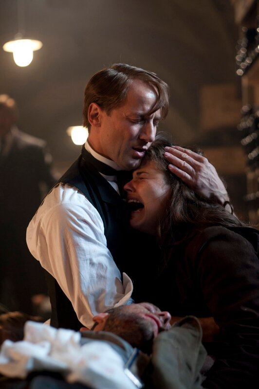 Von links nach rechts: Friedrich Loewe (Wotan Wilke Möhring) und Margarete Loewe (Katharina Wackernagel). – Bild: Romance TV /​ Regie: Uli Edel, Kamera: Hanno Lentz, Produzent: Oliver BerbenPr Heike Ackermann /​ Stephanie Kulbach