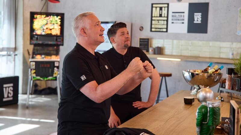 Alexander Herrmann (l.), Tim Mälzer – Bild: RTL /​ Hendrik Lüders