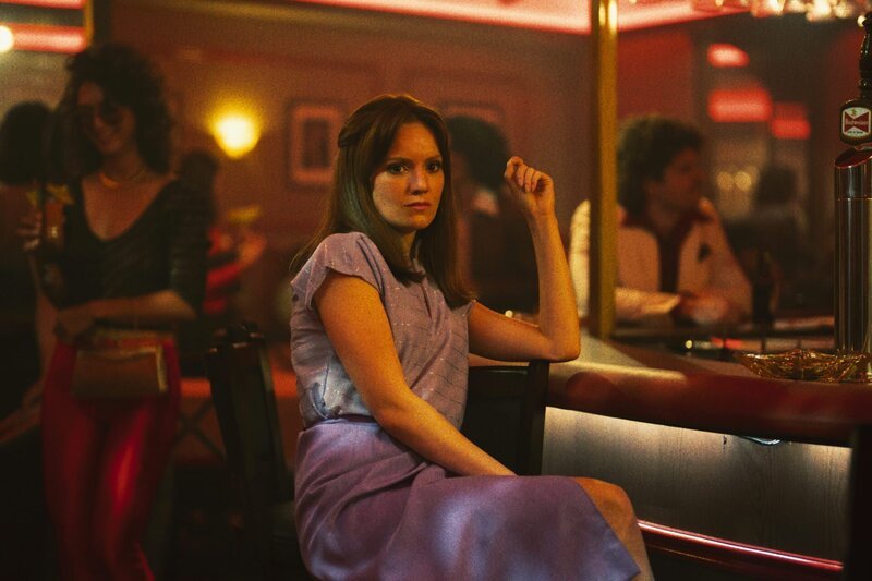 Jeanie Buss (Hadley Robinson) – Bild: Warner /​ Die Verwendung ist nur bei redaktioneller Berichterstattung im Rahmen einer Programmankündigung ab 2 Monate vor der ersten Auss /​ © 2022 Home Box Office, Inc. All rights reserved. HBO® and all related programs are the property  …