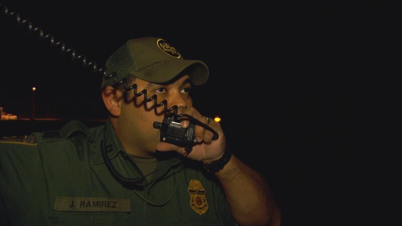 Brownsville, TX, USA: U.S. Border Patrol agent J. Ramirez communicating through radio. – Bild: 2015 National Geographic Partners, LLC. All rights reserved. Lizenzbild frei