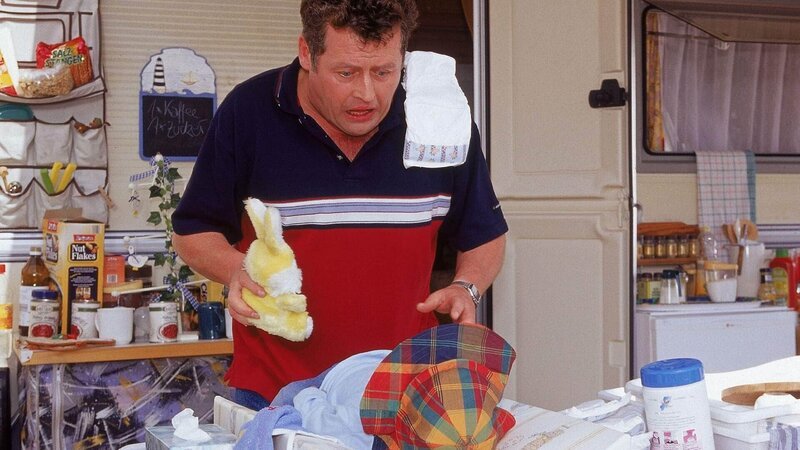 Als Benno (Willi Thomczyk) Mäxchens Windel wechselt, traut er seinen Augen kaum – der Pillemann ist weg! Wo ist Max und wer ist dieses Mädchen? – Bild: TVNOW