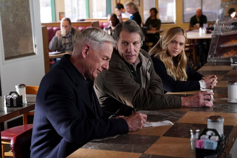 (v.l.n.r.) Leroy Jethro Gibbs (Mark Harmon); Detective John Fioscher (Gary Hudson); Ellie Bishop (Emily Wickersham) – Bild: CBS Studios Inc.