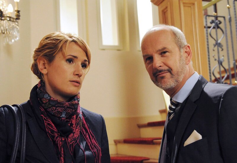 ARD STURM DER LIEBE FOLGE 1204, Helen (Miriam Krause, l.) verlangt von Götz (Andreas Borcherding, r.) Schadensersatz. – Bild: MDR
