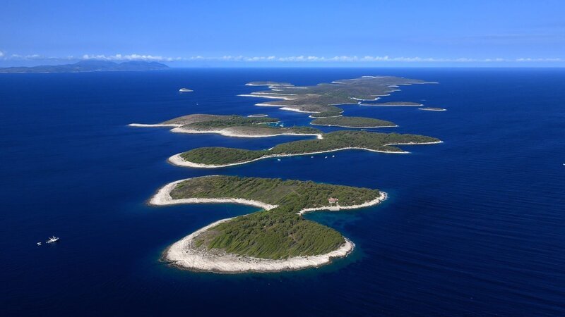 Urlaubsidylle im Adriatischen Meer: Die „Hölleninseln“ vor Hvar locken mit himmlischen Buchten. – Bild: ZDF