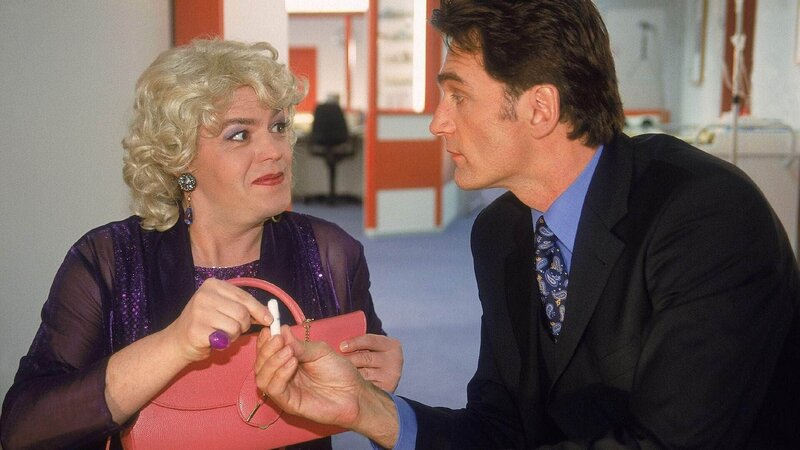 Dr. Schmidt (Walter Sittler, re.) glaubt, einer Dame zu helfen, dabei ist es Tim (Oliver Reinhard) in seinem Jakob-Sisters-Outfit! – Bild: RTL /​ Guido Engels