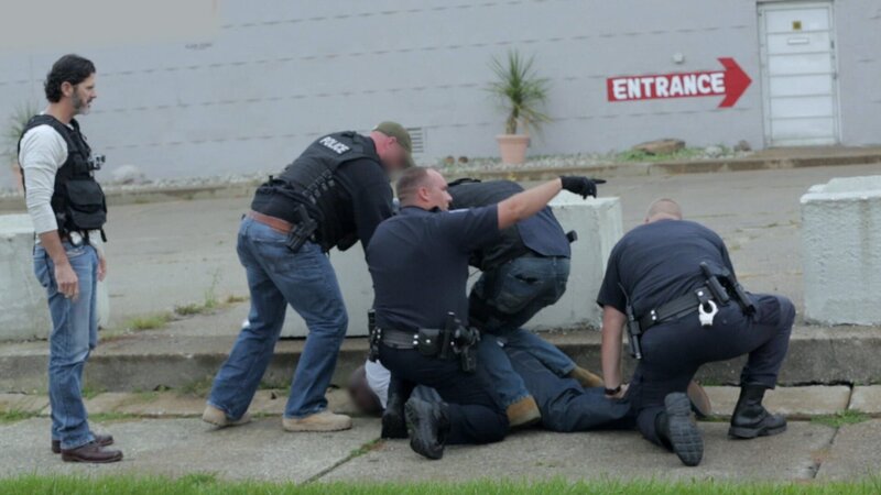 DETROIT, MICH.- Detroit police searching a man for evidence. – Bild: DICKON LE MARCHANT /​ National Geographic Channels