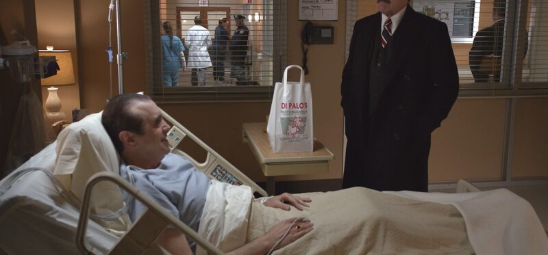 Auf Franks (Tom Selleck, r.) alten Freund Angelo Gallo (Chazz Palminteri, l.) wurde geschossen. Hat sein Vorhaben, sich als Anwalt der Mafia zur Ruhe zu setzen, etwas mit dem Attentat zu tun? – Bild: Kabel Eins