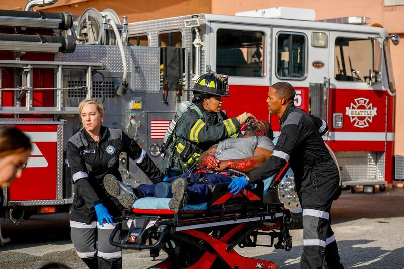 Barrett Doss (Victoria Hughes), Jason George (Dr. Ben Warren). – Bild: ORF 1