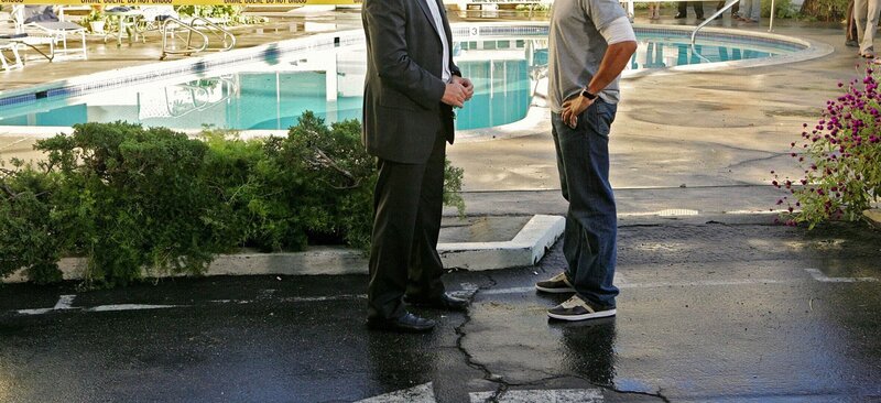 In dem Motel, in dem Eric Delko (Adam Rodriguez, re.) untergekommen ist, wird ein Anschlag auf ihn verübt. Horatio (David Caruso) sucht nach Anhaltspunkten in Delkos Vergangenheit, um den Killer ausfindig zu machen. – Bild: RTL /​ CBS