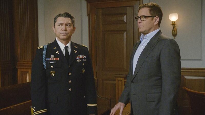 Pictured l-r: Lou Diamond Phillips as Colonel Victor Taggert and Michael Weatherly as Dr. Jason Bull. – Bild: 2022 CBS Broadcasting Inc. All Rights Reserved. Lizenzbild frei