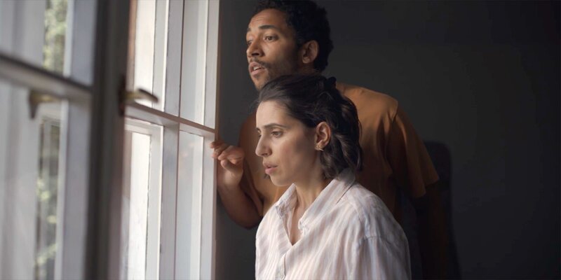 Mari (Maryam Zaree) und Theo (Benito Bause) deuten das Selbstverteidigungstraining von Andi und Rocco als Kindesmisshandlung. – Bild: ZDFneo