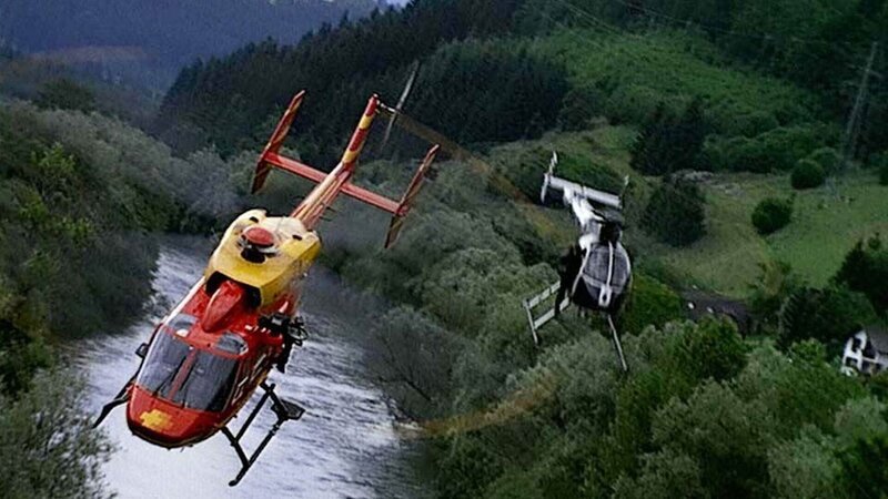 Im Medicopter wird ein verletzter Kronzeuge in die Klinik geflogen. Plötzlich wird das Rettungsteam von einem zweiten Hubschrauber verfolgt und beschossen. – Bild: RTL Passion