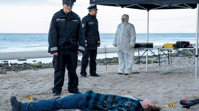 Dorit Martens (Jana Julia Roth) begutachtet Leiche und Tatort. – Bild: Bavaria Media GmbH