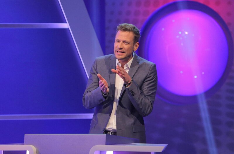 Die Antwort ist zum Greifen nah! Vielleicht hilft ein kleiner Fingerzeig von Moderator Florian Weber und schon zeigt sich, wer dieses Mal „Meister des Alltags“ im gleichnamigen Wissensquiz ist. – Bild: SWR/​Peter A. Schmidt