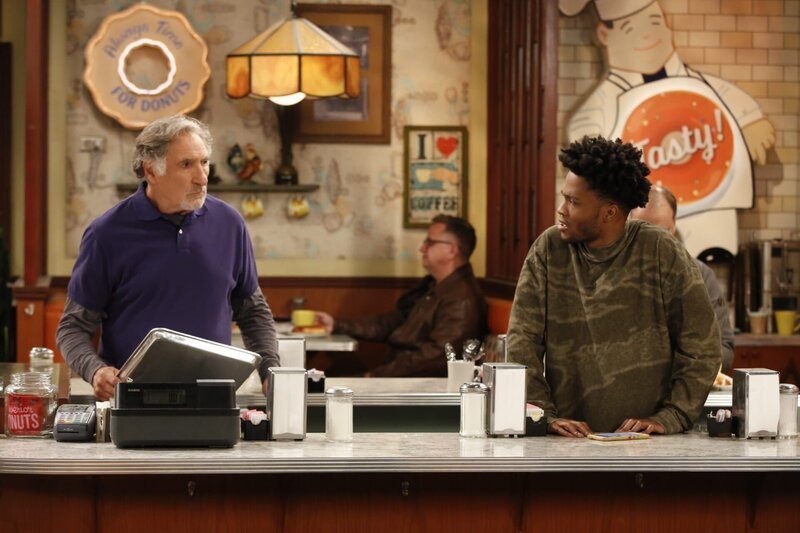 Als Franco (Jermaine Fowler, r.) Arthur (Judd Hirsch, l.) hinterherspioniert, stellt das ihr gutes Verhältnis auf eine harte Probe … – Bild: CBS Broadcasting, Inc. /​ Monty Brinton