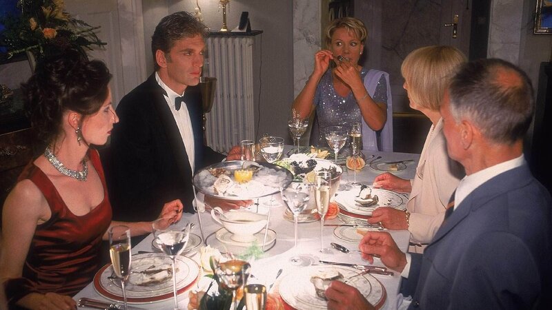 Nikola (Mariele Millowitsch, Mi.) versucht beim Abendessen Zeit zu schinden, damit Schmidts (Walter Sittler, 2.vli.) Verlobungsring noch rechtzeitig auftaucht. Eine etwas peinliche Situation, finden zumindest Olivia (Bettina Hauenschild, li.) und deren Eltern (Karyn von Ostholt und Hans Peter Hallwachs). – Bild: RTL