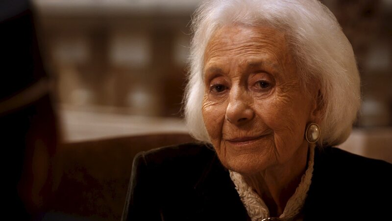 Sie ist das Phantom vom Adlon: Sonja Schadt (Rosemarie Fendel) stand dem Hotel in Guten und in schlechten Zeiten bei. – Bild: ZDF /​ Stephanie Kulbach