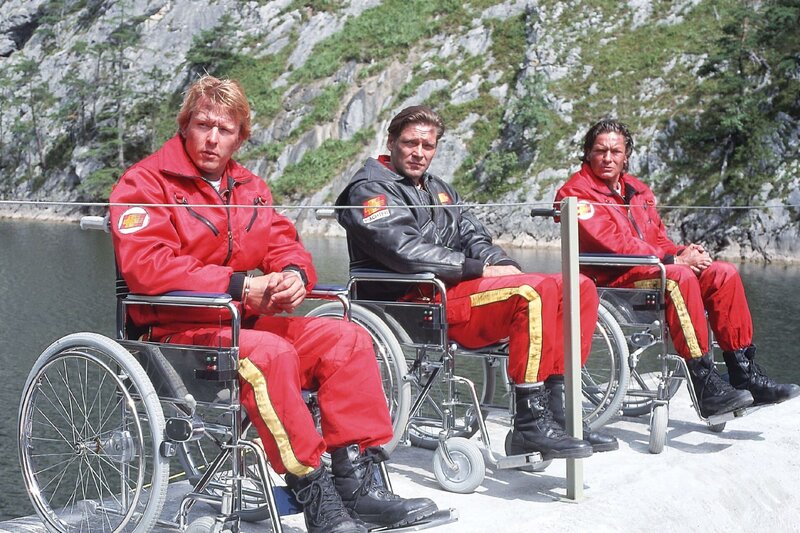 Peter Berger, Thomas Wächter und Dr. Lüdwitz (v.li.: Serge Falck, Manfred Stücklschwaiger, Rainer Grenkowitz) wurden von Correr gefangen genommen. – Bild: RTL Passion