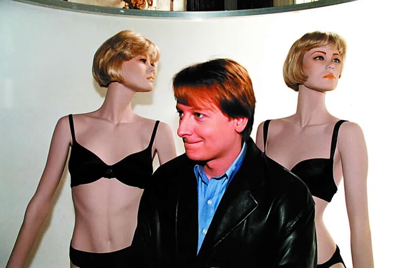 Christian Böck (Heinz Weixelbraun) und Kommissar Brandtner ermitteln in einer Bademoden-Firma. – Bild: Sat.1 Emotions