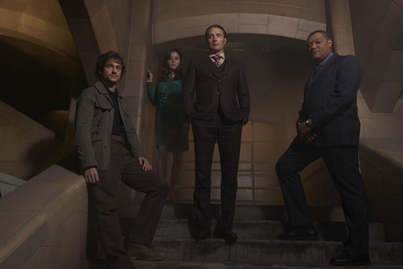 (2. Staffel) – Das perfide Spiel von Dr. Hannibal Lecter (Mads Mikkelsen, 2.v.r.) geht für Will (Hugh Dancy, l.), Alana (Caroline Dhavernas, 2.v.l.) und John Crowford (Laurence Fishburne, r.) in die nächste Runde … – Bild: NBCUniversal Media, LLC