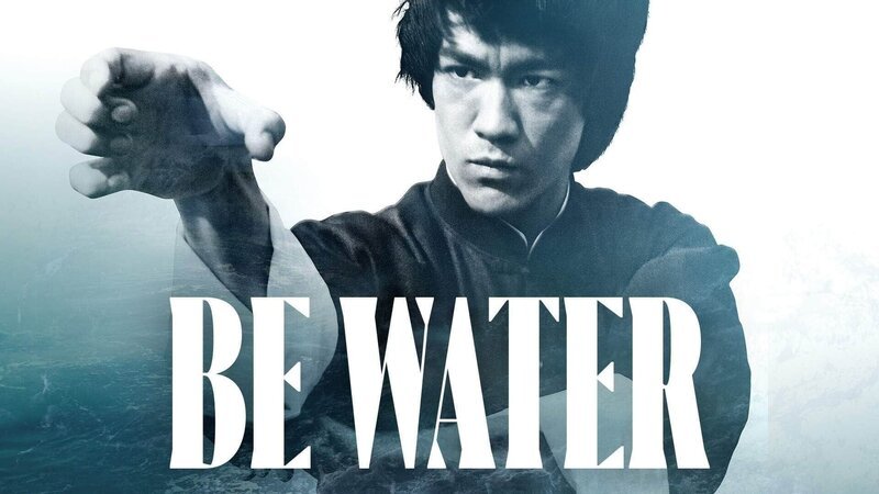 Berichtet wird von Bruce Lee durch seltenes Archivmaterial, Erinnerungen von Familie und Freunden und seine eigenen Worten über seine Geschichte und seine Karriere.  Die Verwendung des sendungsbezogenen Materials ist nur mit dem Hinweis und Verlinkung auf TVNOW gestattet. – Bild: TVNOW