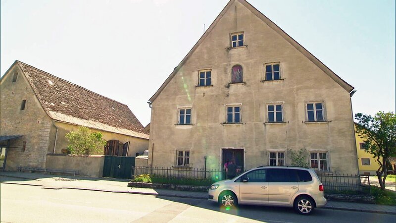 Die Metal-Fans Roland und Lisa haben ein 300 Jahre altes Pfarrhaus gekauft. Das uralte Gemäuer muss kernsaniert werden. – Bild: RTL II