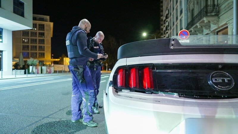 Die Polizei überprüft die Papiere des Fahrers. – Bild: DMAX