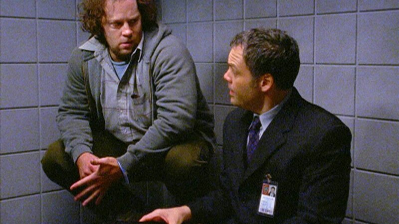 Detective Goren (Vincent D’Onofrio, r.) verhört den schizophrenen Jeff Richter (Shuler Hensley). Dieser ist schon mehrfach wegen Gewalttätigkeiten aufgefallen. – Bild: MG RTL D