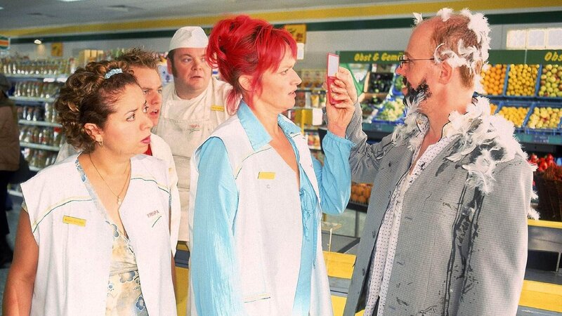 Rita (Gaby Köster, M.) muss Schumann (Lutz Herkenrath, r.) den Spiegel vorhalten, damit er realisiert, wie unmöglich er aussieht. (v.l.) Gisi (Franziska Traub), Didi (Dustin Semmelrogge) und Bernie (Georg Alfred Wittner) betrachten das lieber aus sicherer Entfernung … – Bild: RTL