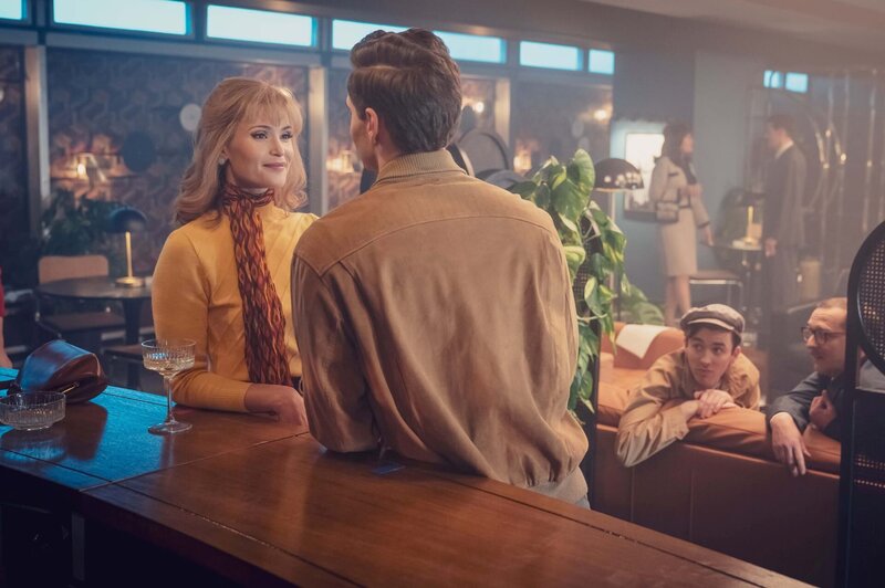 Gemma Arterton stars as Barbara Parker – the force of nature who takes 1960ís London by storm. Her journey from Blackpool beauty queen to comedy superstar and nationís sweetheart is based on ëFunny Girlí the best-selling novel by Nick Hornby. The series follows Barbara from a factory in Blackpool to the male dominated world of the 1960s sitcom where she redefines the prevailing attitude to funny women and in the process finds her voice. The series written by and starring Morwenna Banks (Damned) also stars Rupert Everett (My Best Friendís Wedding), David Threlfall (Shameless), Tom Bateman (Behind Her Eyes), Clare-Hope Ashitey (Top Boy), Arsher Ali (Line of Duty), Alexa Davies (White House Farm), Emily Bevan (Temple), Leo Bill (Becoming Elizabeth), Matthew Beard (Vienna Blood), Olivia Williams (The Crown), Rosie Cavaliero (Code 404) and Alistair Petrie (Sex Education). – Bild: Sky Studios Limited